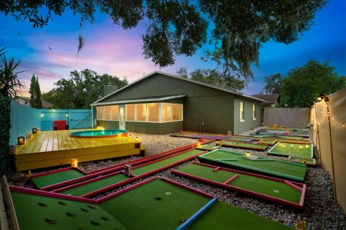 Groovy Funhouse Getaway - 4 bdrm near Legoland