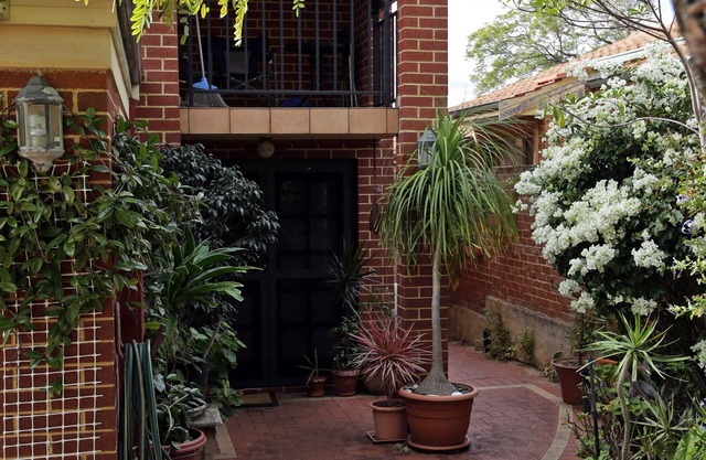 Ground floor apartment, private garden, opposite park close to Scarborough Beach