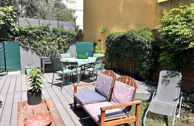 Ground-floor apartment, terrace, 15-minute walk from Arles town center