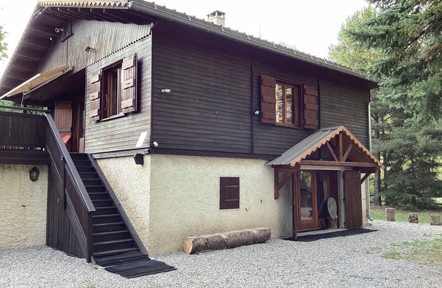 Ground floor chalet in Barcelonnette with terrace, garden, parking, boules pitch