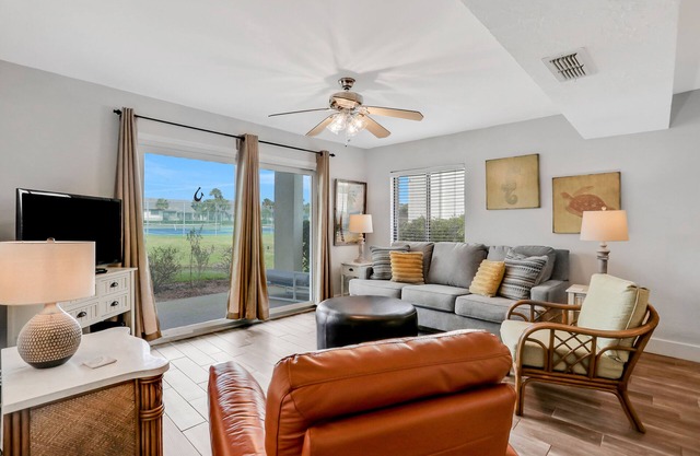Ground-floor condo next to the tennis courts with 2 pools, sauna, beach access