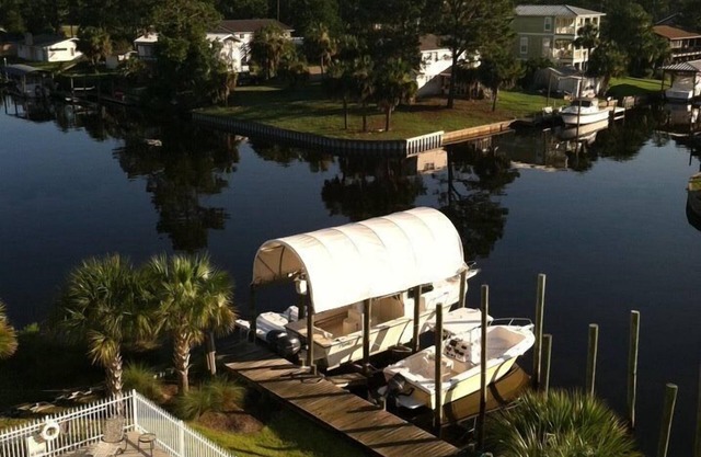 Grouper Hole/covered boat slip/pool/2BD-2BA/sleeps 6