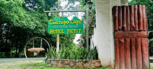 Guazapa Cafe hotel petit