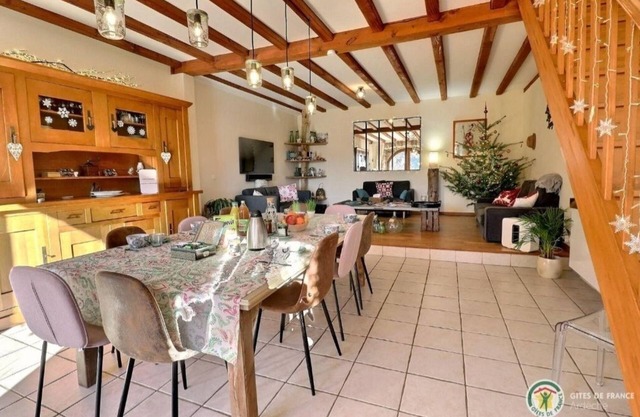 Guest house and table in Ardèche