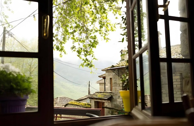Guest House 'Armoloi Room 5' with Mountain View, Shared Terrace and Wi-Fi