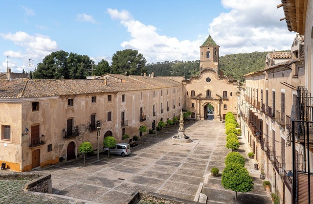 Guest House 'L'Abadia De Santes Creus' with Mountain View, Private Pool and Wi-Fi
