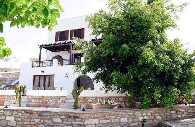 'Guest House' - Lovely Apartment, 70m from the Sea!