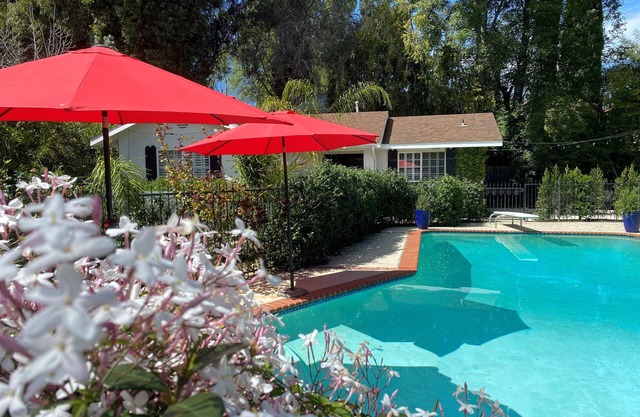 Guest house w/private entry - 2 Bed/1 Bath - Large pool - Ample street parking