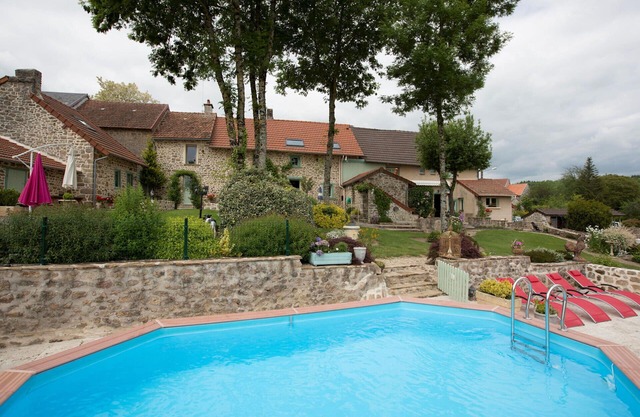 Guest house with swimming pool 3 bedrooms for 6 people see details