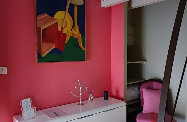 Guest Room 'Fuchia' with Shared Pool, Shared Terrace and Wi-Fi