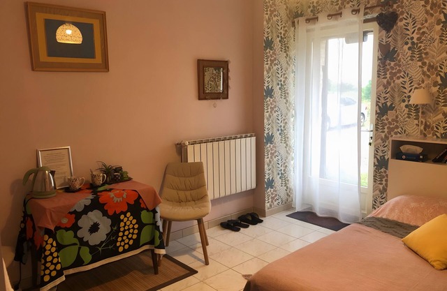 Guest Room 'Romantic' with Shared Garden and Wi-Fi