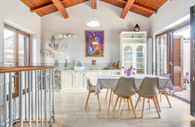 GuestHost-La Dimora di Max Bright Apt with terrace