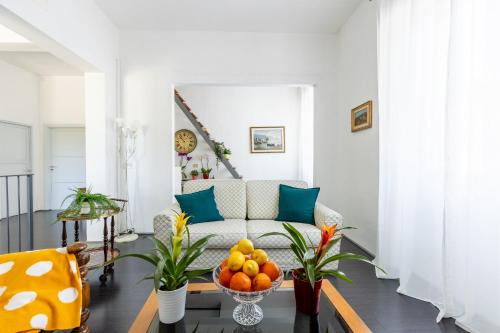 GuestHost - Station Oasis with Parking and Garden