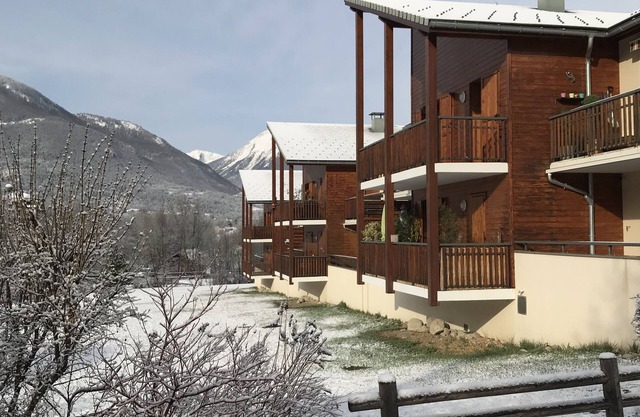 Guillestre T2 with terrace, close to shuttles to Queyras resorts