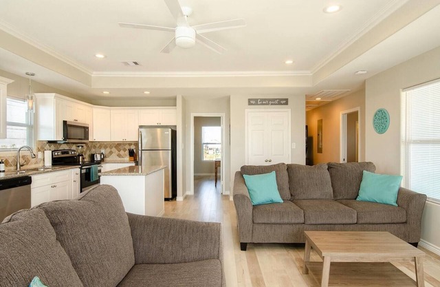 Gulf Breeze - 2 bedroom, 2 bath home that sleeps 6 - Beach & The Gulf Breeze!