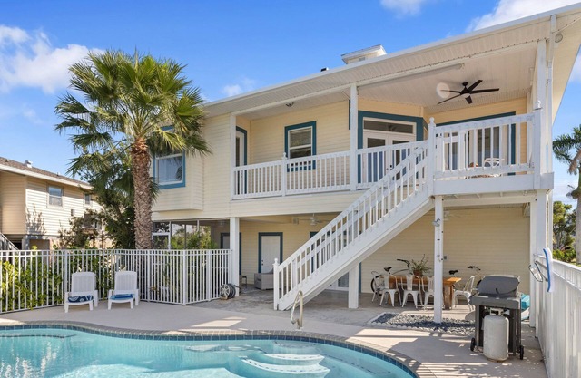 Gulf getaway! Boat dock, HEATED saltwater pool