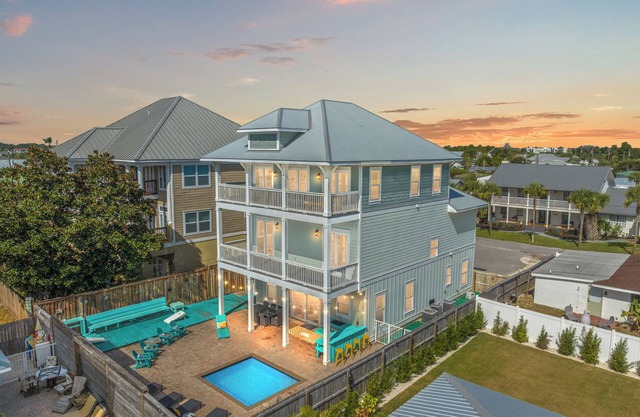 GULF VIEWS, Luxury Home w Private Pool, HUGE Deck, Beach Chair Svc INCL