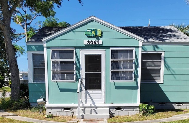 Gulfport Art District! One block from the beach!