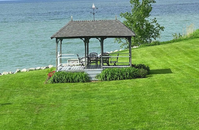 "Gull Cottage" - Lake Erie waterfront - Expansive Views, Historic Cottage Charm