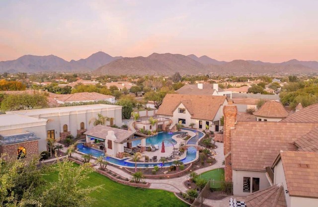 HÓZHÓ Sunnyside | Lazy River | Indoor Pickleball