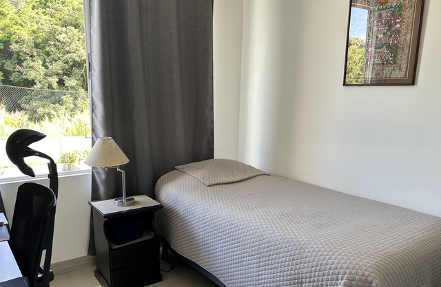 Habitación cómoda y tranquila en casa en condominio