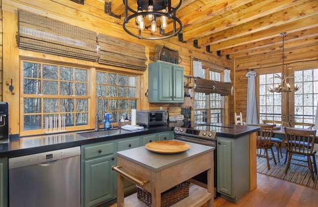 Hadleigh House | Pet Friendly | Fire Pit | Mountain View