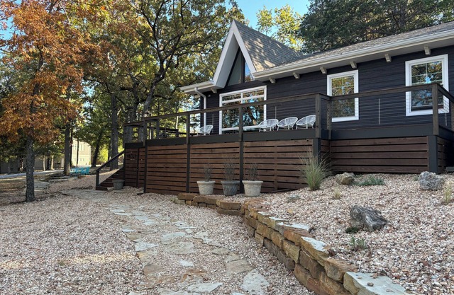 Half Acre Wood- Lake Access; Walk to Pool; Pet Friendly
