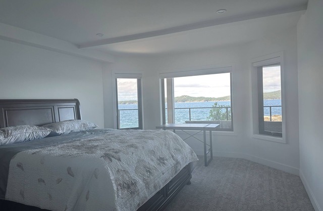 Halfmoon bay 2-bedroom waterfront house with kayak access to island