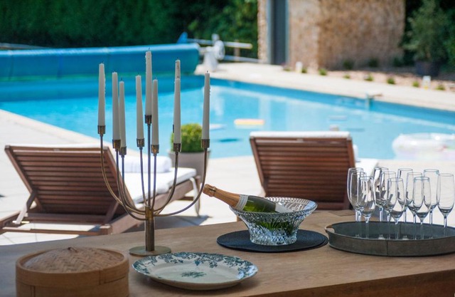 Hall Farmhouse. dog friendly, large outdoor pool, BBQ and fire pit