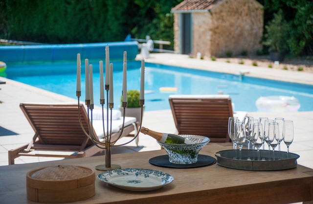 Hall Farmhouse. dog friendly, large outdoor pool, hot tub, firepit & XL BBQ