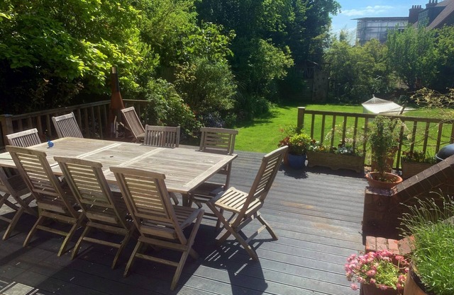 Hampstead haven - 2BR 2BA - private deck & 425sqm garden, gated parking