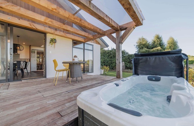 Hamptons Retreat - 1BR with Hot Tub and Fireplace