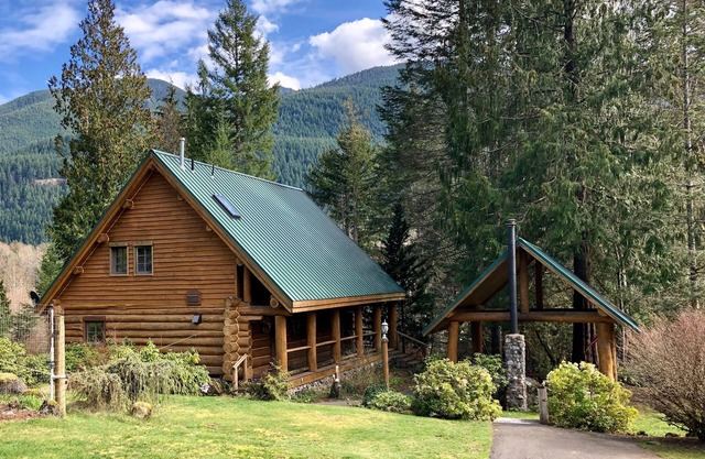 Hand-Scribed Log Home Pet-friendly, Hot Tub, AC, WIFI, Seasonal River Access