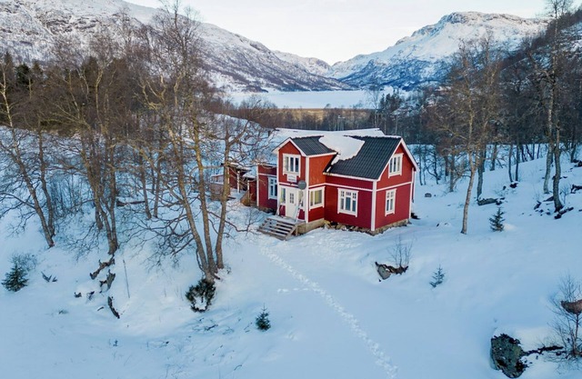 Handeland Lodge I Surranded by raw nature along Norway's Scenic Tourist Road