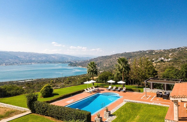 Hanging Over the Sea - Enormous Garden With Full Privacy & Spectacular Views!