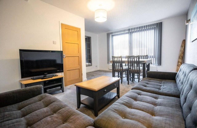 Hanham Apartment Long Stay Discounts Sleep 9