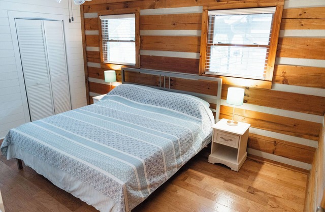 "Happy Hollow" Modern Log Cabin - Cozy country retreat convenient to everything!