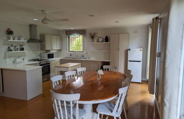 Happy & Spacious Home (nr hospital) @Garran