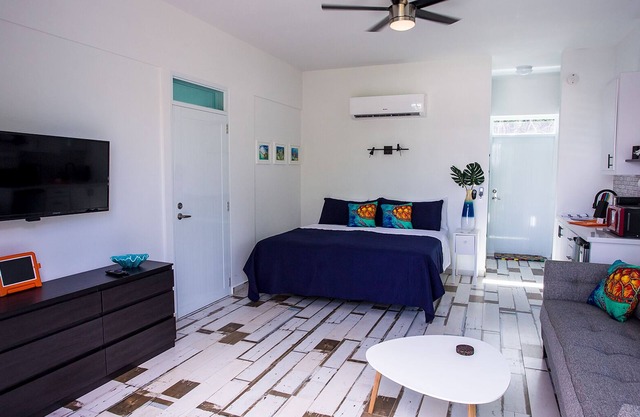 ★ Happy Turtle Loft - Sparkling clean corner loft steps to Sandy Beach ★