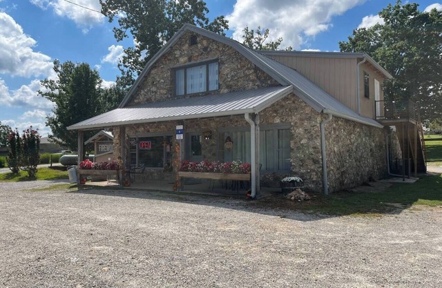 Happy’s Trout Loft - 0.5 Miles from Montauk