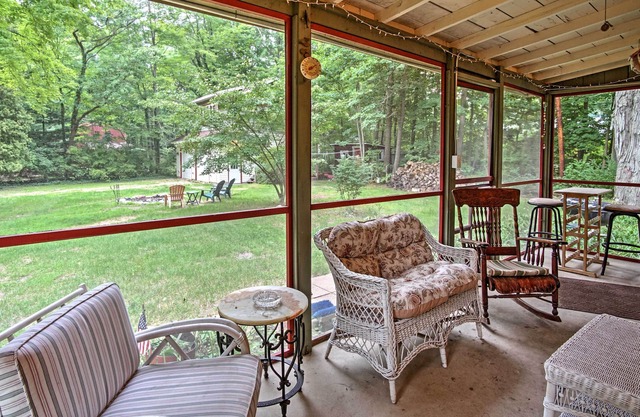Harbert Cottage w/Fire Pit: Half Mile to Beach!