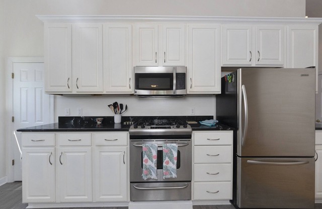 Harbor Delight On The Bay - Private Sandy Beach! 4 Bedroom Home by RedAwning