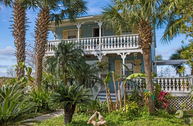 HARBOR ISLAND - A GEM IN THE HISTORIC DISTRICT.