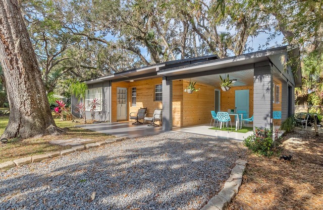 Harbor Oaks A Highly Sought After Waterside Community.