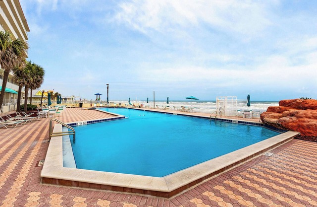 Harbour Beach Resort 605 | Amenities + Ocean Views