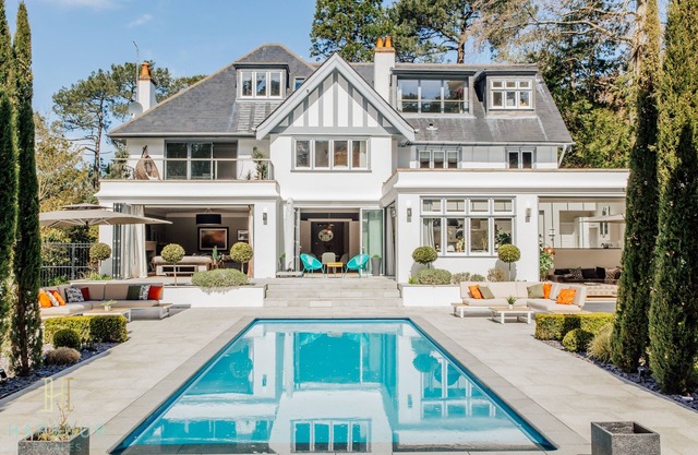 Harbour Escapes Magnificent 8 Bed House With Garden & Pool & Close to Beaches