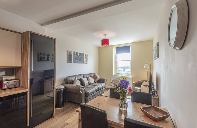 Harbour view - 2 bed apartment with stunning harbour views