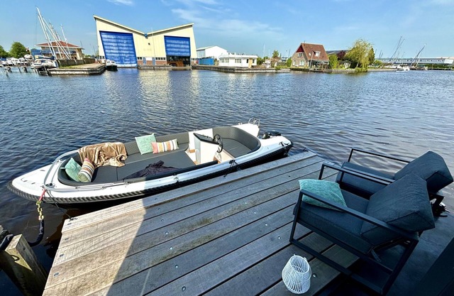 Harboursuite Woudsend incl. motorboot by Interhome