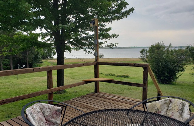 Harlan County Lake - Lakeside Cabin