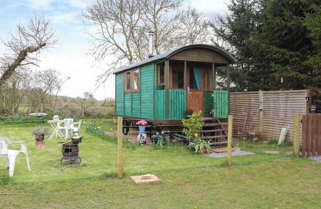 HARRI'S HUT, pet friendly, with open fire in Bishop's Lydeard